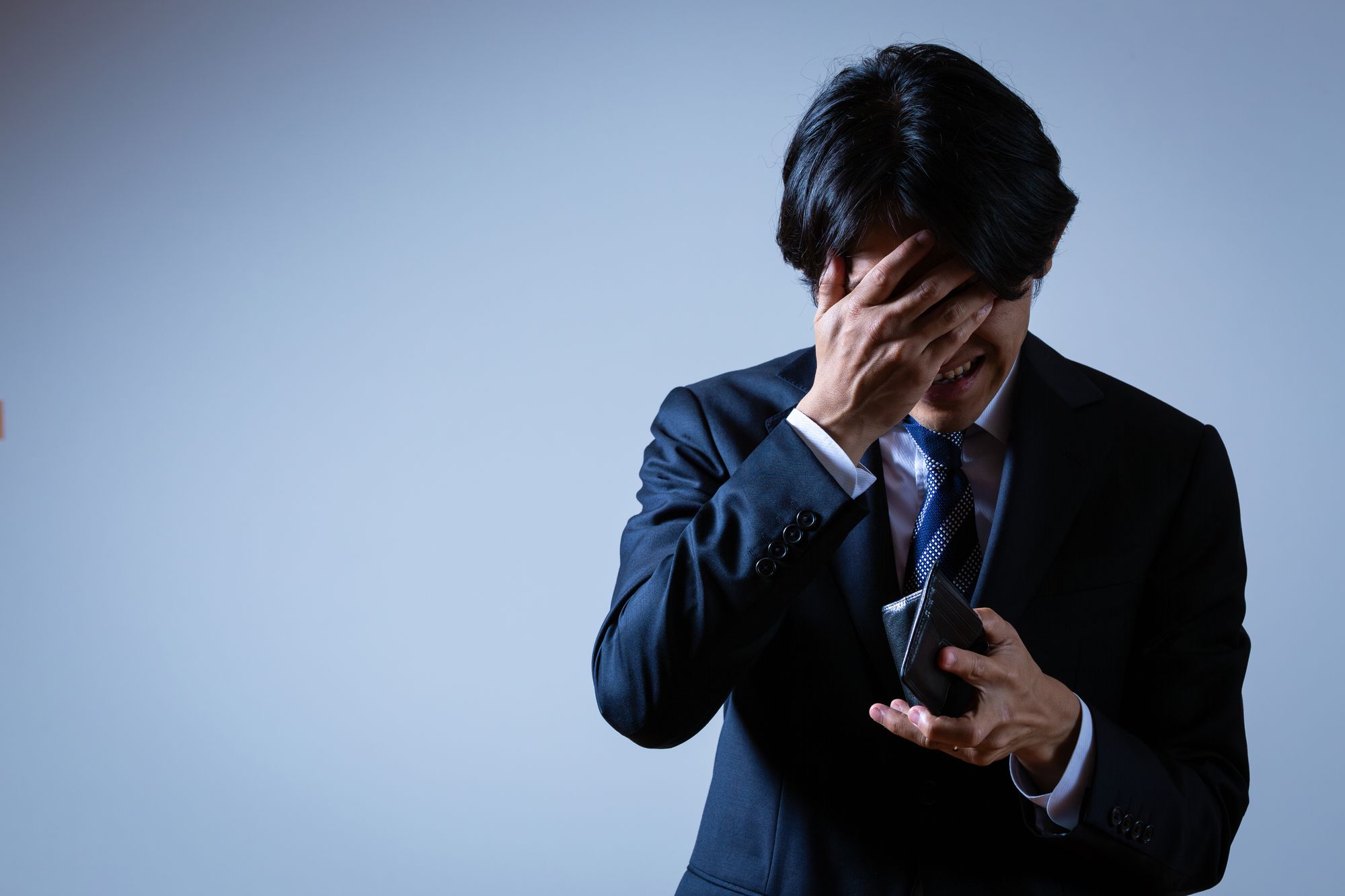 自己破産をすると家族にバレる?親や身内にバレない方法はある?