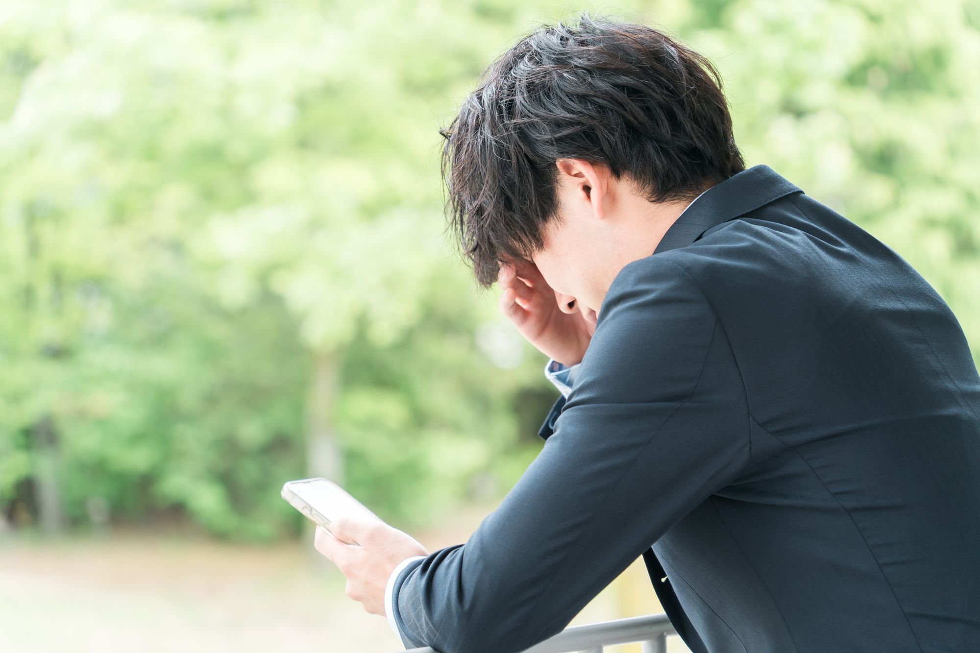 借金が会社にバレるとどうなる?影響や対処法・バレないケースを解説
