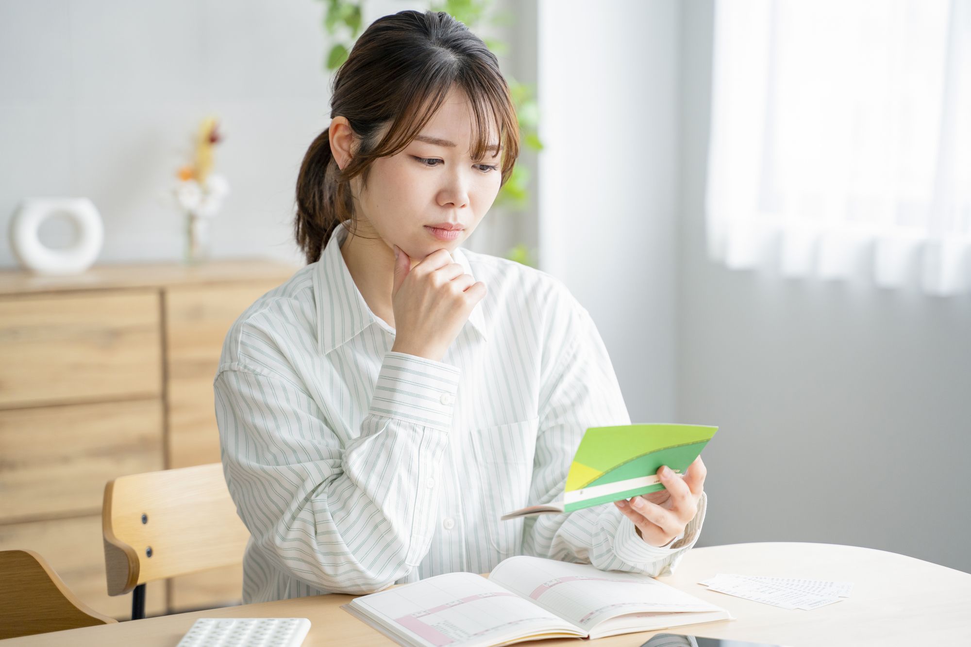 実家暮らしで自己破産すると財産は差し押さえられる?家族への影響は?