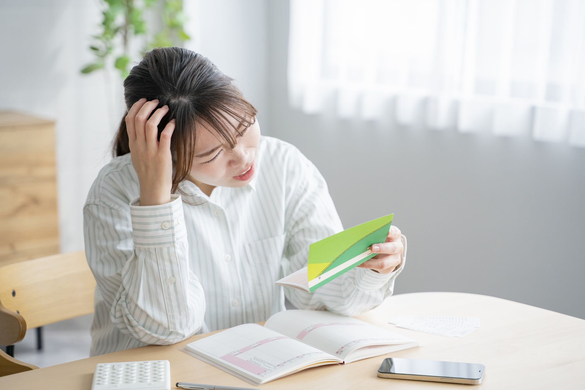 給料差し押さえまでの流れは?生活できない?期間や対処法を解説